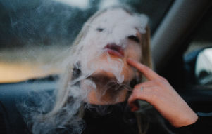 Suitsetav tüdruk